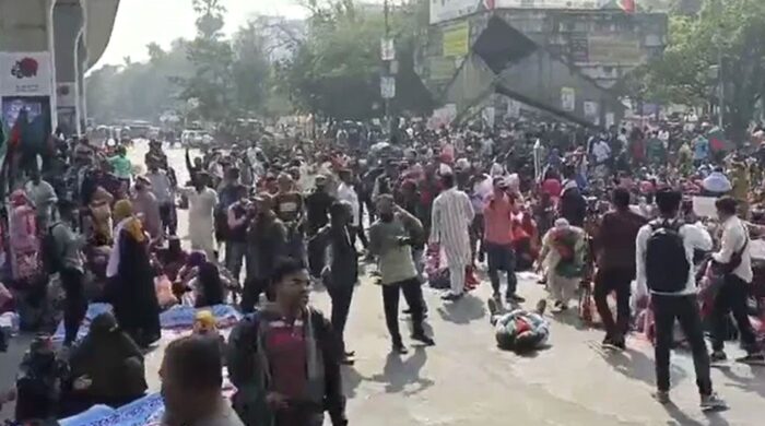 শাহবাগে সড়ক অবরোধ যান চলাচল বন্ধ
