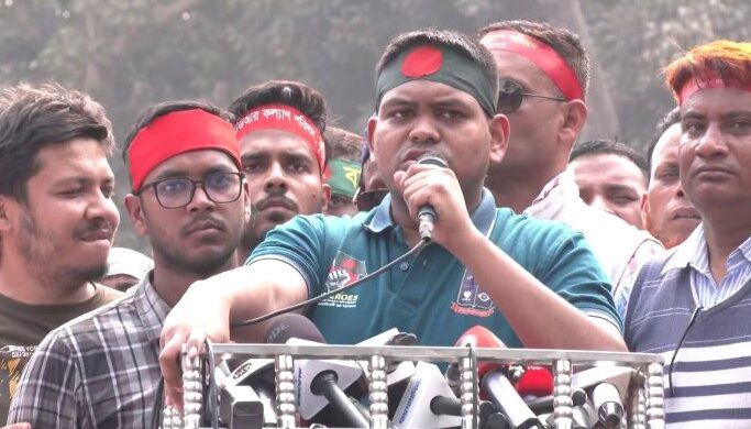 রাজপথে চাকরিচ্যুত বিডিআর সদস্যরা, সরকারকে আলটিমেটাম দিলেন মাহিন