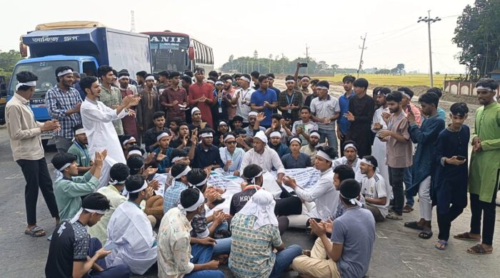 বিজয়নগরে কাফনের কাপড় পড়ে পলিটেকনিক শিক্ষার্থীদের বিক্ষোভ