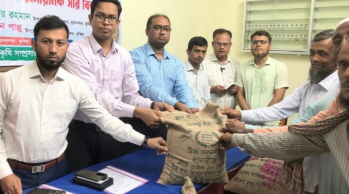 মুরাদনগরের ৭ হাজার কৃষকের মাঝে আউশ ধানের উন্নত জাতের বীজ ও রাসায়নিক সার বিতরণ