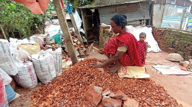 আমরা একদিন কাজ না করলে এক বেলা খেতে পারি না হামারে আবার কিসের দিবস