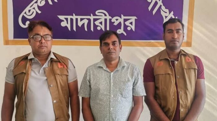 চাকুরী দেয়ার প্রলোভন দেখিয়ে অর্থ আত্মসাতকারী মাদারীপুরে এক প্রতারক গ্রেফতার