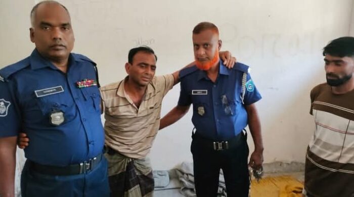 গাইবান্ধার ফুলছড়িতে অস্ত্র মামলার পলাতক আসামিকে এলাকাবাসী মারধর করে পুলিশের কাছে সোপর্দ