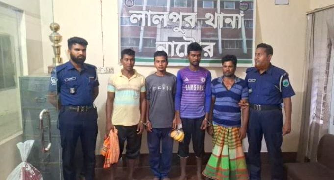 লালপুরে পদ্মার চরে অবৈধ বালু উত্তোলন- যৌথবাহিনীর অভিযানে ৪ জন আটক