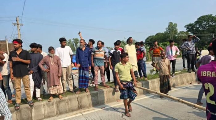 গাইবান্ধার গোবিন্দগঞ্জে আল্লাহ কে নিয়ে কটুক্তিকারীদের গ্রেফতারের দাবিতে তৌহিদী জনতার সড়ক অবরোধ