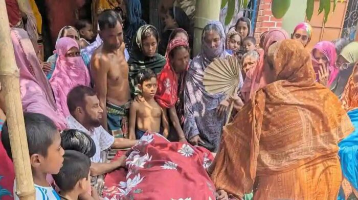লোহাগড়ায় ফ্যানের সঙ্গে ঝুলন্ত অবস্থায় ব্যাংক কর্মকর্তার মরদেহ উদ্ধার