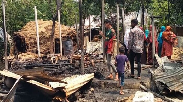 নাটোরের নলডাঙ্গায় গভীর রাতে আগুনে পুড়ে নিঃস্ব এক কৃষক পরিবার