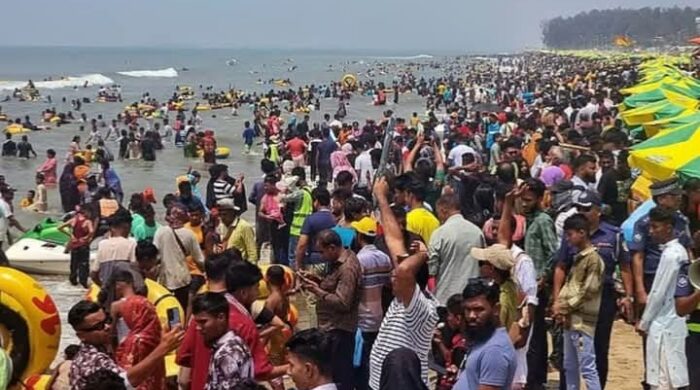 আন্তর্জাতিক মহান মে দিবস উপলক্ষে টানা তিন দিনের ছুটিতে কক্সবাজার সমুদ্র সৈকত ভ্রমণে ঘুরে গেছেন লাখো পর্যটক
