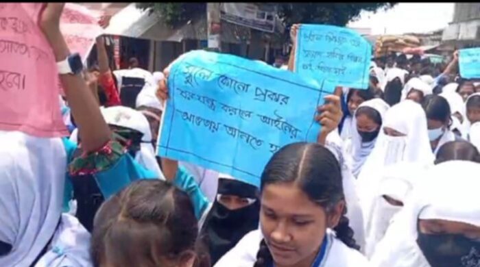আত্রাইয়ে প্রধান শিক্ষকের কাছে চাঁদা দাবি ক্লাস বর্জন করে ছাত্র/ছাত্রীদের বিক্ষোভ মিছিল