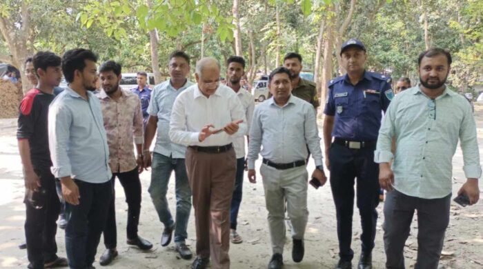 দেবহাটার রুপসী ম্যানগ্রোভে হাইকোর্টের বিচারপতি মাহমুদুল হকের পরিদর্শন