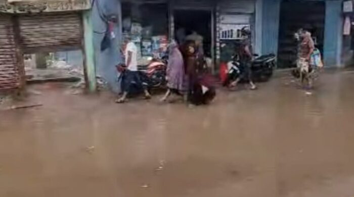 একটু বৃষ্টি হলেই রাজৈরের প্রধান সড়কে জমে যায় হাটু পানি সৃষ্টি হয় জন দুর্ভোগের।