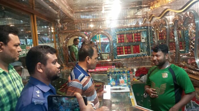 সন্দ্বীপে বাজার মনিটরিং করলেন থানার ওসি