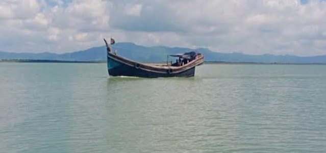 নাফনদী থেকে তিন বাংলাদেশিকে ধরে নিয়ে গেল আরাকান আর্মি