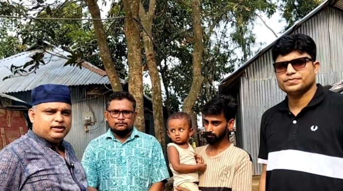 পরশুরামে বন্যায় ক্ষতিগ্রস্থ দিদারকে ঘর তৈরিতে উপজেলা প্রশাসনের সহায়তা
