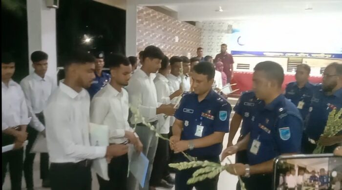 ১২০ টাকায় পুলিশ কনষ্টেবল পদে নিয়োগ পাওয়া সদস্যদের ফুলের শুভেচ্ছা জানালেন মাদারীপুরের পুলিশ সুপার