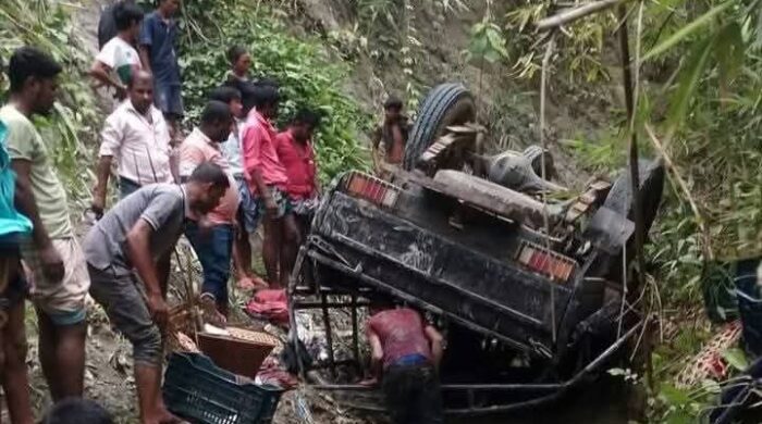 আলিকদমে জীবগাড়ি খাদে পড়ে নিহত ১, আহত ২৩