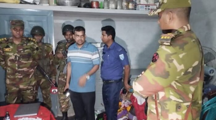 গাইবান্ধার গোবিন্দগঞ্জে যৌথবাহিনীর হ্যাকারের বাড়িতে অভিযানে বিপুল পরিমাণে সিম-মোবাইল উদ্ধার