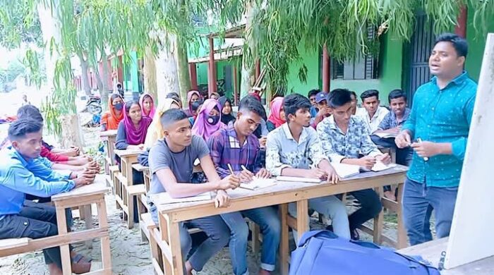 গাইবান্ধার পলাশবাড়ীতে ঝড়ে গাছ পরে বিধ্বস্ত কলেজ, ক্লাস চলছে খোলা আকাশের নিচে