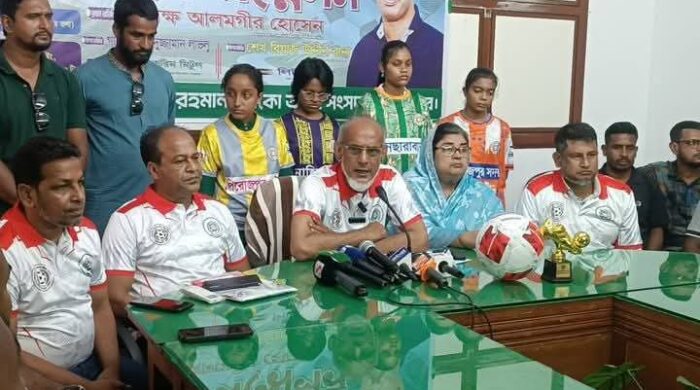 পিরোজপুরে আরাফাত রহমান কোকো স্মৃতি ফুটবল টুর্নামেন্ট উপলক্ষে সংবাদ সম্মেলন অনুষ্ঠিত
