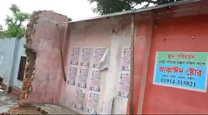 সন্দ্বীপে গুপ্তছড়া সড়কে উচ্ছেদ অভিযানের পর নতুন সংকট: ২/৩ ফুট জায়গায় দেয়াল তুলছে মালিকপক্ষ, সংঘাতের আশঙ্কা।