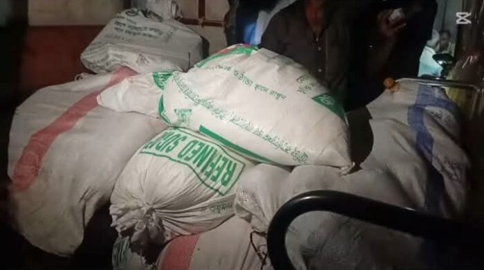 পলাশবাড়ীতে টিসিবির পণ্যবাহী দুই অটো আটক, জনতার হাতে ধরা পড়ল এক অটো চালক।