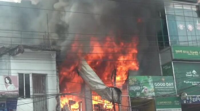 নাটোরে পর্দা ও বেডিং এর দোকানে অগ্নিকাণ্ড