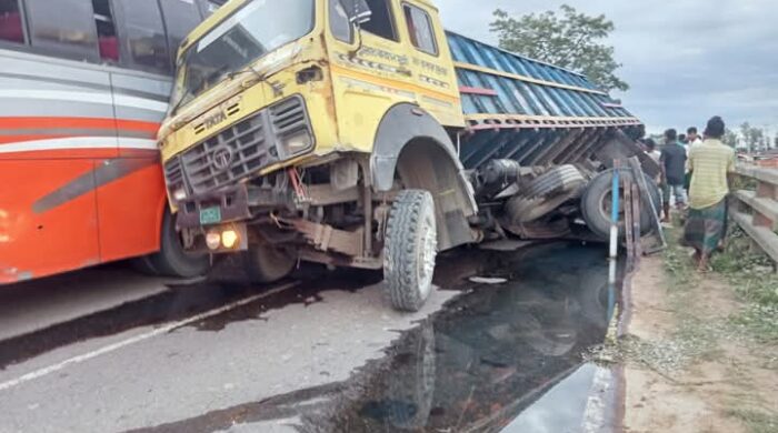 বাহুবলে মহাসড়কে ট্রাক ও বাসের ধাক্কায় হেলপার নিহত