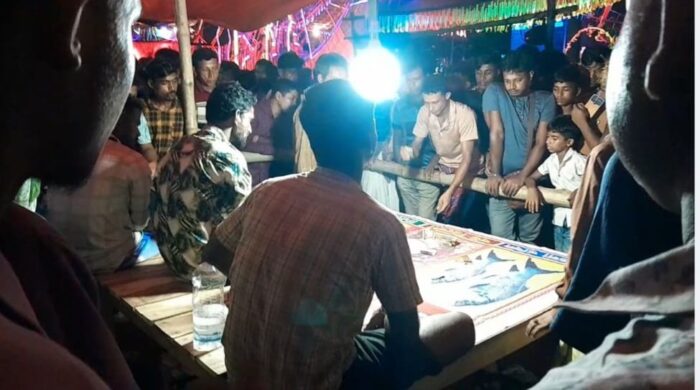 কুম্ভমেলায় পুলিশ কনষ্টাবলকে মারধর করে ৩০ রাউন্ড শর্টগানের গুলি ছিনিয়ে নিয়ে গেছে জুয়াড়িরা।