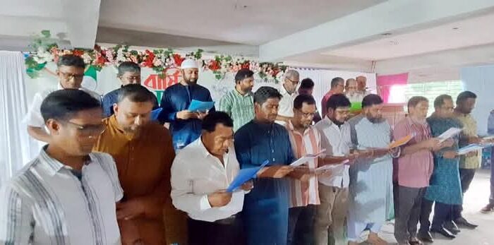 গাইবান্ধায় চেম্বার অব কামার্সের কমিটির নবনির্বাচিত কর্মকর্তাদের শপথ গ্রহণ