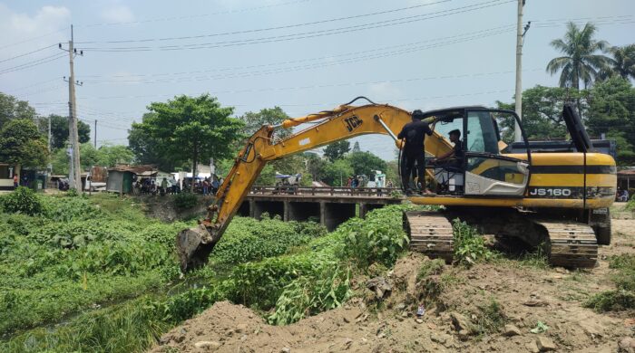 পাবনা শহরে ইছামতী নদীর খনন শুরু