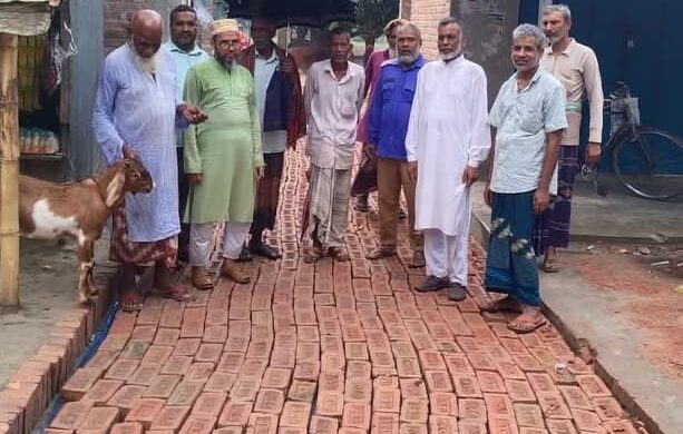 শিবগঞ্জের ছত্রাজিতপুরে নতুন পাকা রাস্তার নির্মাণ কাজ উদ্বোধন করলেন মাওঃ মোঃ আজিজুল ইসলাম