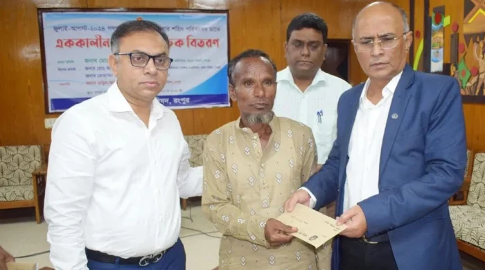 রংপুরে জুলাই বিপ্লবে শহীদ পরিবারের মাঝে চেক বিতরণ
