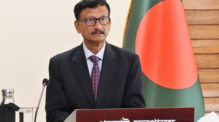 অপসারণ নয়, পররাষ্ট্র সচিব মো. জসীম উদ্দিন নিজেই তার দায়িত্ব থেকে সরে যেতে চান বলে জানিয়েছেন পররাষ্ট্র উপদেষ্টা মো. তৌহিদ হোসেন। উপদেষ্টা বলেছেন, তিনি (জসীম) বিভিন্ন কারণে এই দায়িত্ব ছেড়ে দিতে চান। তবে তিনি সরকারি চাকরিতে থাকছেন, তার দায়িত্ব পরিবর্তন হবে। অপসারণের কোনো বিষয় নেই। বুধবার বিকেলে পররাষ্ট্র মন্ত্রণালয়ে এক প্রেস ব্রিফিংয়ে উপদেষ্টা তৌহিদ হোসেন এ কথা বলেন। পররাষ্ট্র উপদেষ্টা বলেন, আগামী কয়েক দিনের মধ্যে তিনি (জসীম) তার বর্তমান পদ ছেড়ে দিতে পারেন। তার নিজের অনুরোধেই এ দায়িত্ব পরিবর্তন করা হচ্ছে। নতুন পররাষ্ট্র সচিবের নিয়োগ সম্পর্কে প্রশ্ন করা হলে তৌহিদ হোসেন বলেন, কয়েক দিনের মধ্যেই জানতে পারবেন। গত এপ্রিল মাসে সরকার জেনেভায় জাতিসংঘ কার্যালয়ে বাংলাদেশের সাবেক স্থায়ী প্রতিনিধি ও সুইজারল্যান্ডে রাষ্ট্রদূত মোহাম্মদ সুফিউর রহমানকে প্রতিমন্ত্রীর পদমর্যাদায় অন্তর্বর্তী সরকারের প্রধান উপদেষ্টার বিশেষ সহকারী হিসেবে দায়িত্ব দেওয়া হয়। পদমর্যাদার বিষয়ে জানতে চাইলে পররাষ্ট্র উপদেষ্টা বলেন, তিনি এখনও যোগদান করেননি। তিনি যখন দায়িত্ব কখন গ্রহণ করবেন, তখন সরকার সিদ্ধান্ত নেবে।