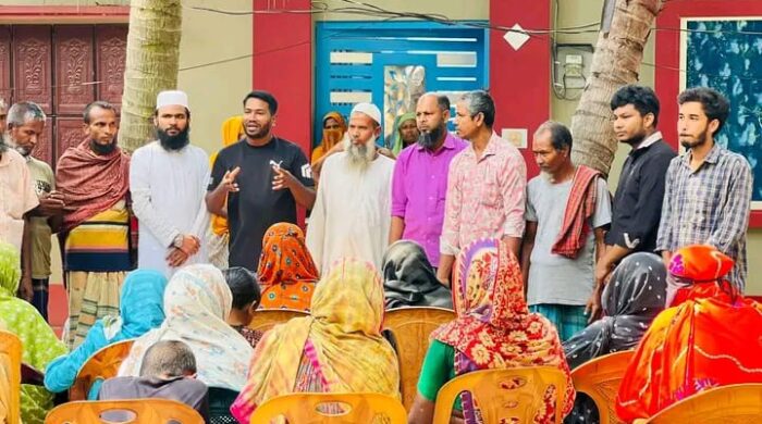 আত্রাইয়ে মোহাম্মাদি যুবসমাজের উদ্যোগে ঈদ উপহার দেওয়া হয়