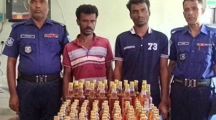 গাইবান্ধা ফুলছড়ি ১৮৬ মদের বোতলসহ দুই মাদককারবারি আটক।