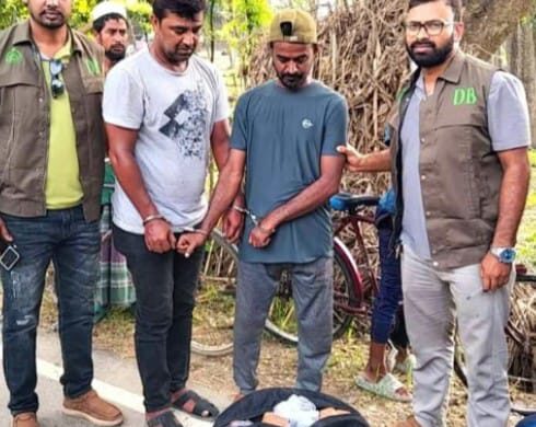 সীমান্তে ফেলে যাওয়া ব্যাগ থেকে পিস্তল ও গুলি উদ্ধার