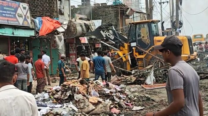 ঢাকা - সিলেট মহাসড়কের পাশ থেকে অবৈধ বাজার উচ্ছেদ, যানজট নিরসনে প্রশাসন-সেনাবাহিনীর যৌথ অভিযান
