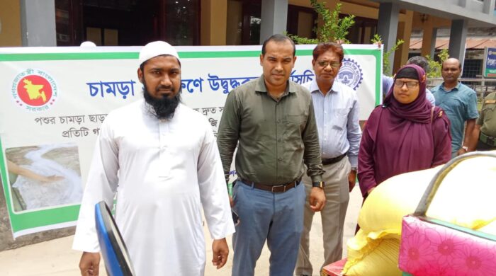 আত্রাইয়ে কুরবানির চামড়া সংরক্ষণে প্রশাসনের পক্ষ থেকে লবণ বিতরণ