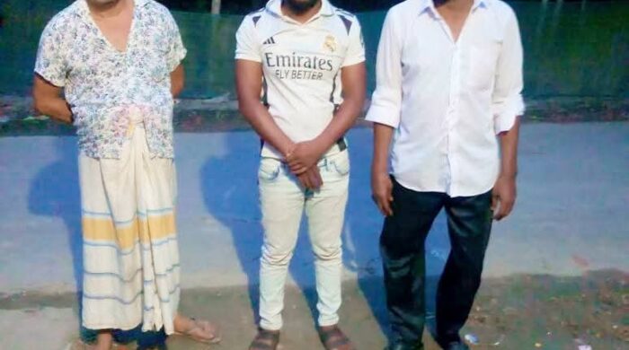 নাটোরের বড়াইগ্রামে সেনাবাহিনীর অভিযানে শীর্ষ তিন মাদক ব্যবসায়ী আটক।