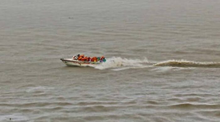 সন্দ্বীপ চ্যানেলে স্পিডবোট দুর্ঘটনা: ২৭ যাত্রী নিয়ে ফাটল , প্রাণে বাঁচলেন সবাই।